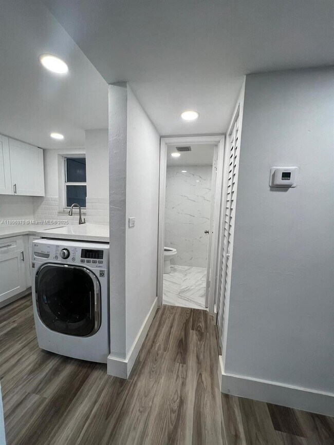 Building Photo - 310 Fontainebleau Blvd