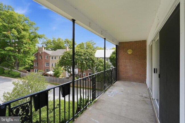 Building Photo - 3535 Chevy Chase Lake Dr