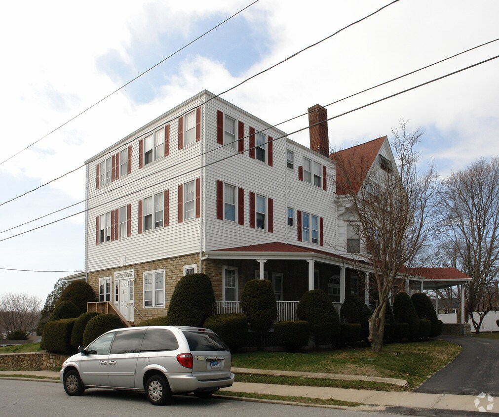 17 Greenway Rd, New London, CT 06320 Apartments in New London, CT