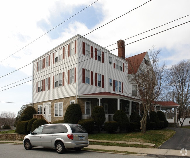Building Photo - Apartments near water in New London