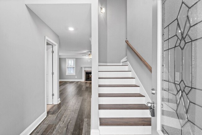 Building Photo - Pet Friendly Three Bedroom with Bonus!