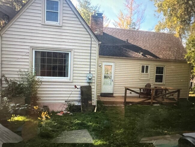 Private backyard and deck - 305 Sunset Ct
