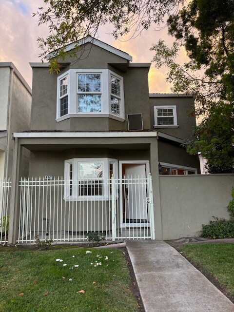 Primary Photo - 4242 Davis St