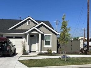 Building Photo - 61607 SE Quill Pl