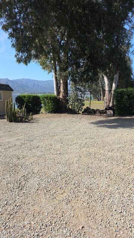 Foto del edificio - 17977 Lakeshore Dr