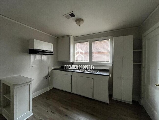 Foto del edificio - 3467 Douglas - FIRST MONTH FREE!!!