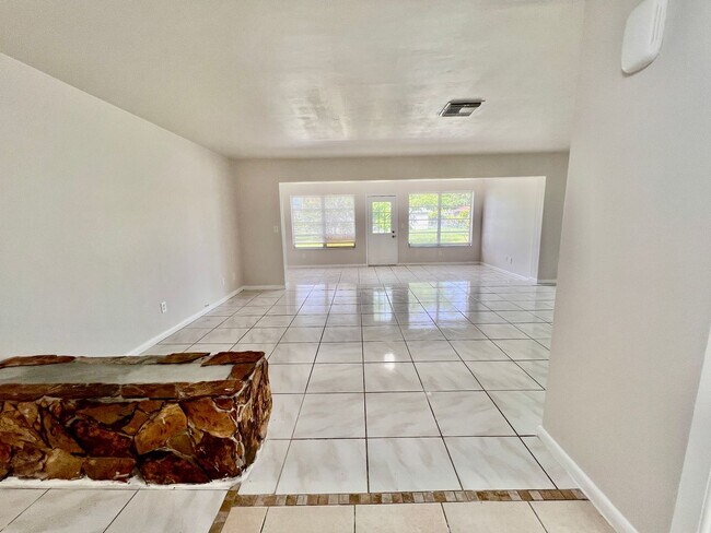 Foto del edificio - Live Comfortably in SE Cape Coral – Bright, Remodeled Home for Rent
