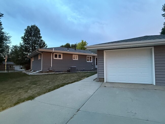 Building Photo - 2 Bed 2 Bath in Duplex for 55+