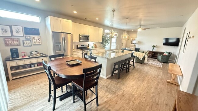 Foto del edificio - Fully Furnished Short or Long Term Modern Home