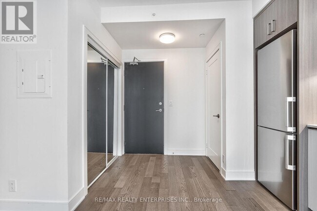 Building Photo - 1575 Lakeshore Rd W