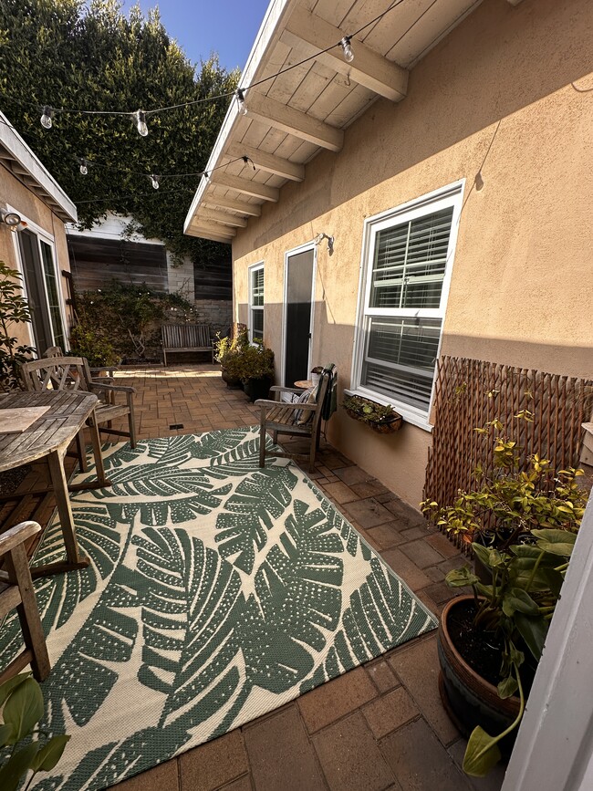 Private courtyard - 1154 Magnolia Ave