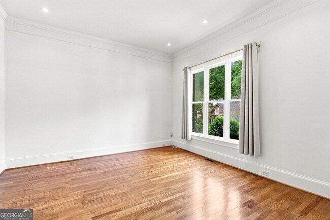 Foto del edificio - 5170 Deerlake Dr