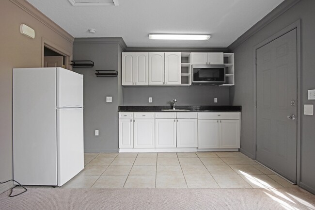 Building Photo - 2326 Fan Palm Dr