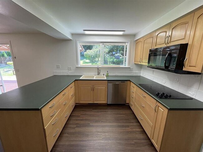 Building Photo - Well maintained 3 bedroom 2.5 bathroom ram...