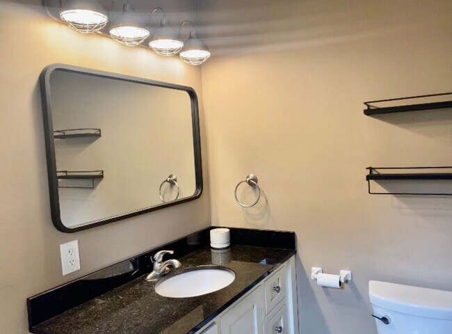 Foto del edificio - Cute Cape Cod in Forest Hills