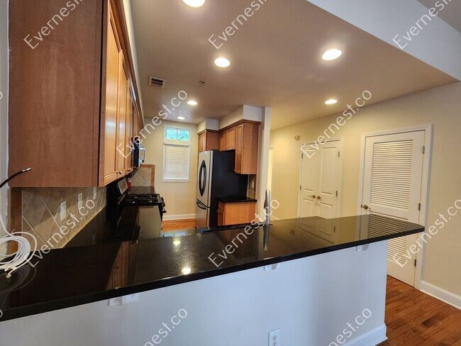 Foto del edificio - 312 Creek View Ln