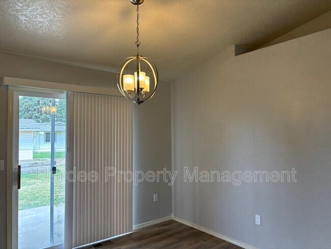 Foto del edificio - 668 W Applegate St