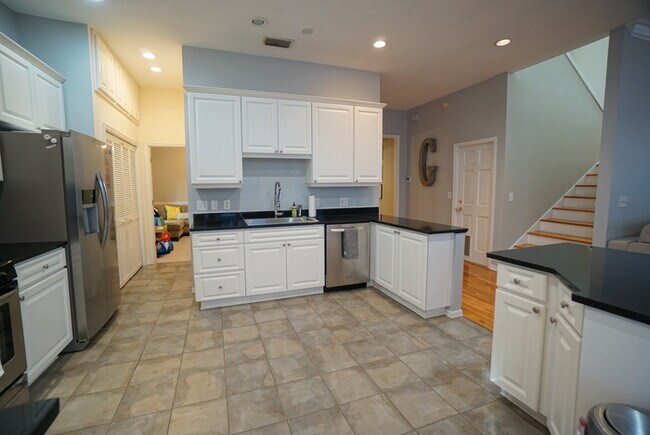 Building Photo - 3 / 2.5 / 2  Pool Home in South Tampa