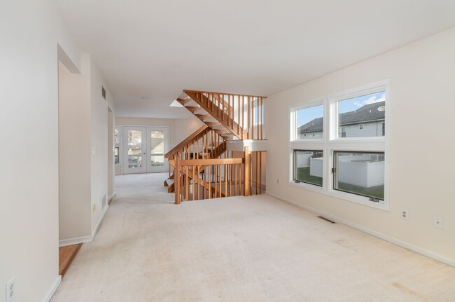 Building Photo - Open Concept Town-Home With Vaulted Ceilin...