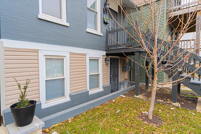 Building Photo - 3324 S Western Ave