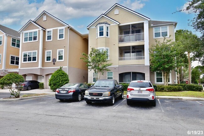 Building Photo - Beautiful 2/2 Condo in the Highly Desirabl...