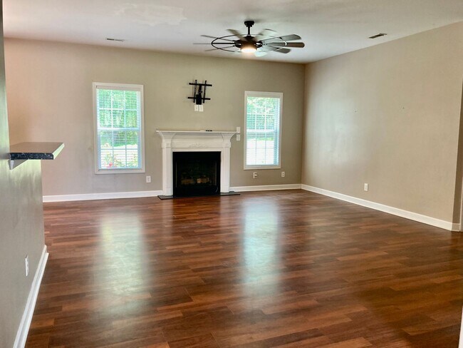 Foto del edificio - 5 Bedroom 3 Bath Hubert Home for Rent
