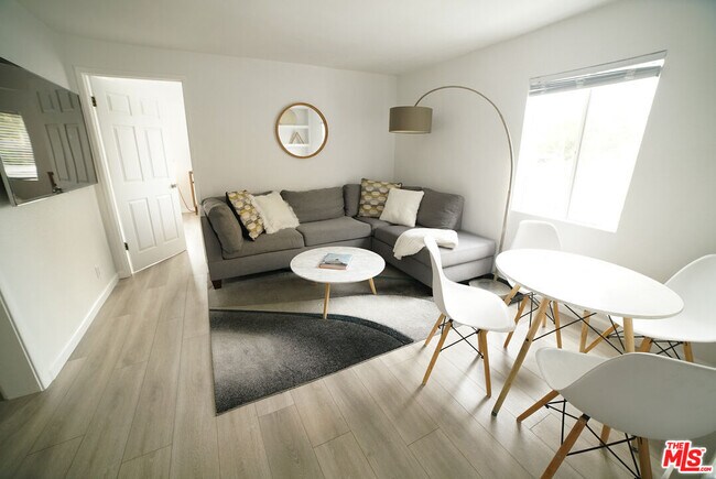 Foto del edificio - 5159 Clinton St