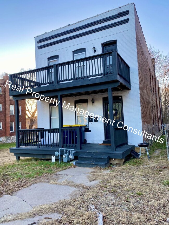 Building Photo - Renovated 3 Bedroom Duplex