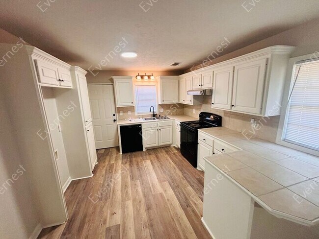 Foto del edificio - 1318 Woody Dr