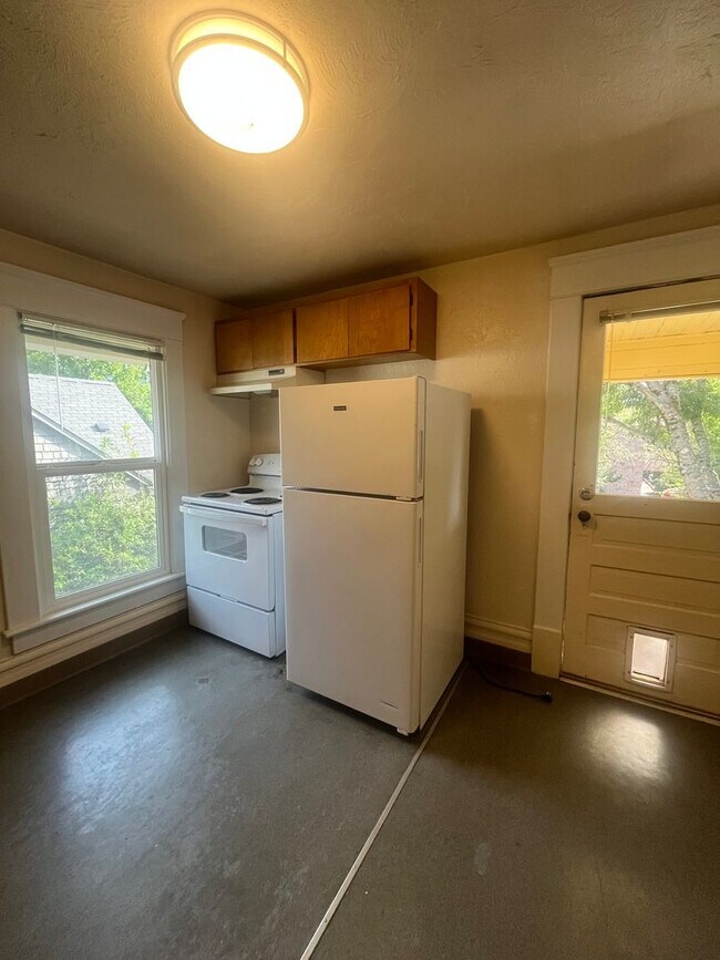 Foto del edificio - 3-Bedroom 1-Bathroom two story unit