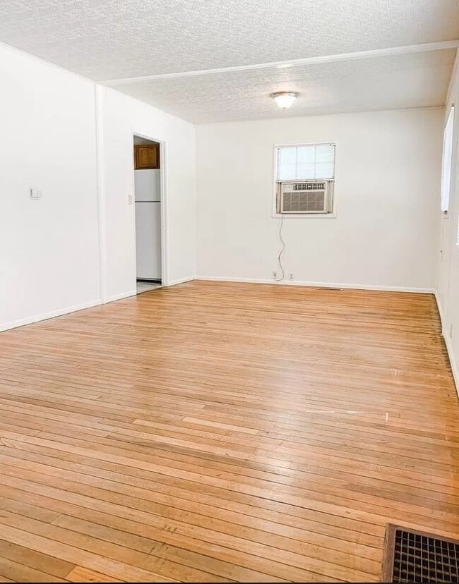 Building Photo - 3 Bedroom Close to Campus!