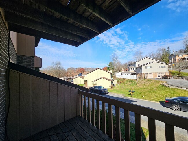 Building Photo - 2 Bedroom, 1 Bathroom Townhome - Available...