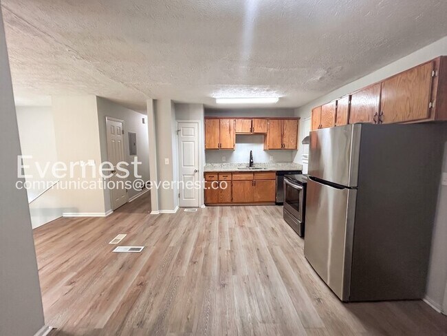 Building Photo - Limited Time Special Offer / Spacious Home with Hookups and Parking / 5 Bed, 2 Baths / Available ...