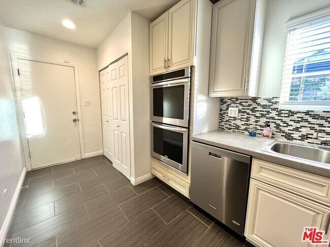 Building Photo - 4 br, 3 bath House - 4910 Enfield Ave