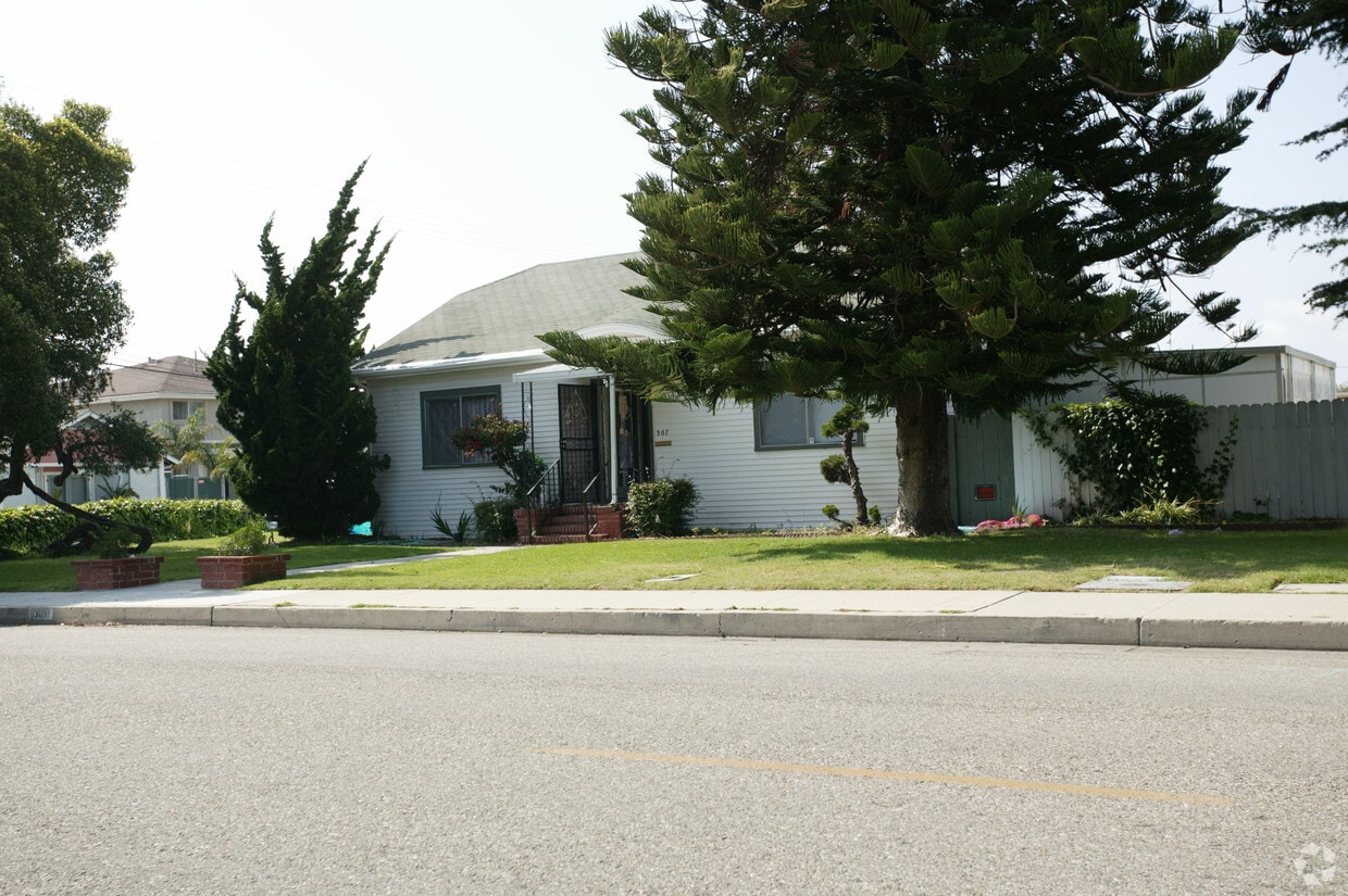 Building Photo - 307 E Scott St
