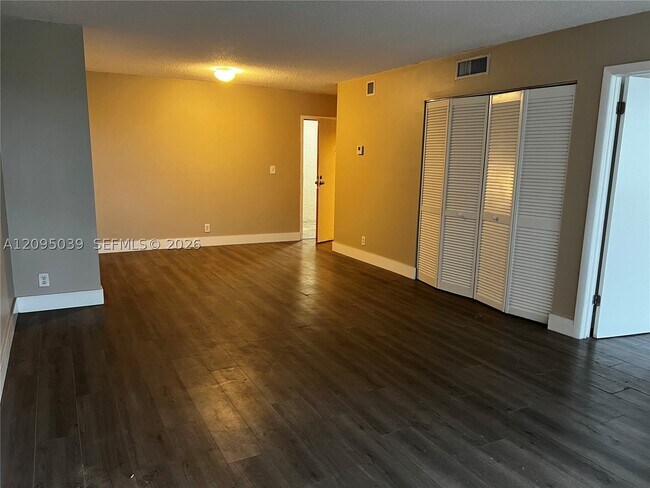 Building Photo - 4222 Inverrary Dr