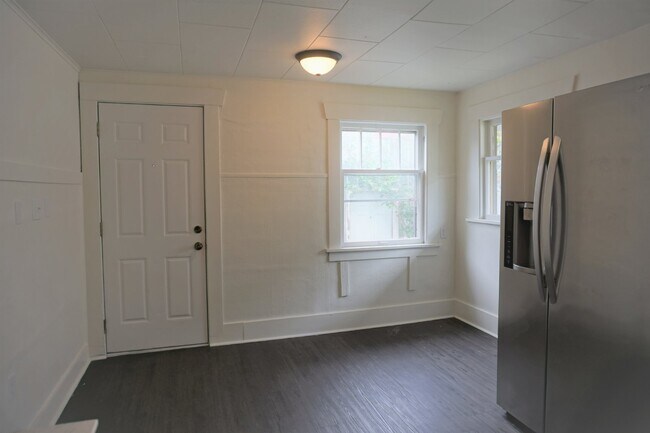Foto del edificio - Centrally Located 3-bedroom, 1-bathroom in the Columbia Neighborhood.