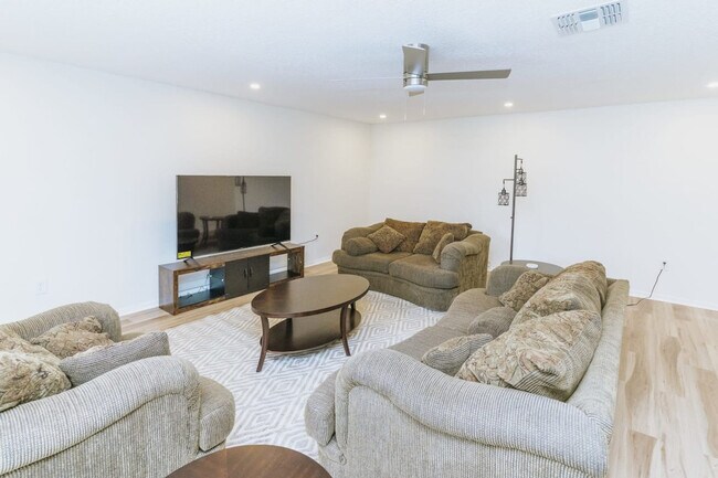 Building Photo - 25 Prince John Ln