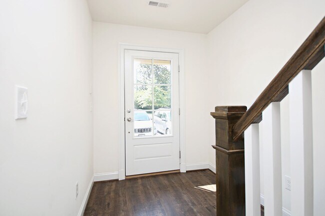 Building Photo - Convenient to UVA's Graduate Schools