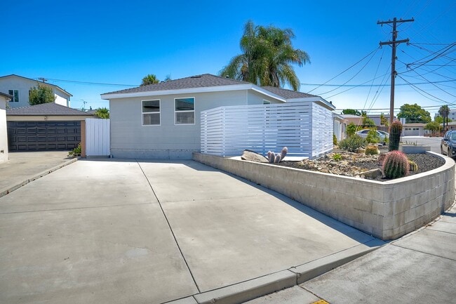 Building Photo - 6258 Pembroke Dr