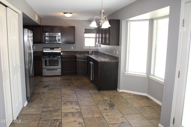 Foto del edificio - 12616 Christian Isaiah