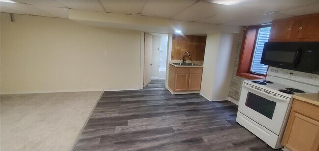 Foto del edificio - 728 Rose Ave E