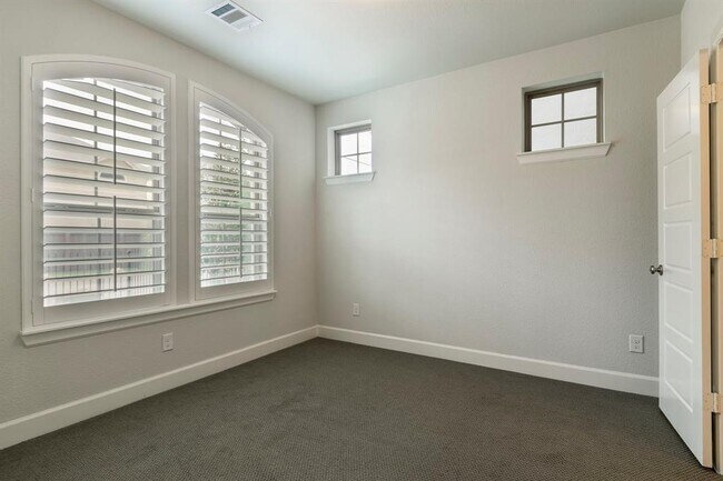 Foto del edificio - 5366 Bowser Ave