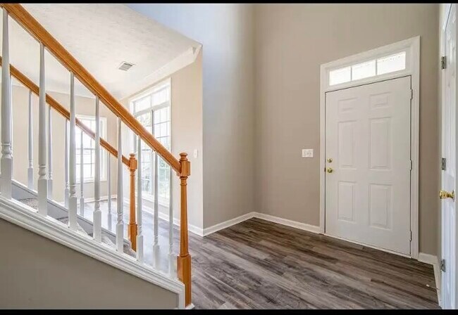 Building Photo - 837 Pond View Ln