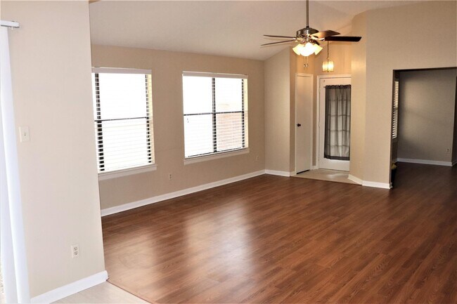 Foto del edificio - 7718 High Village Dr