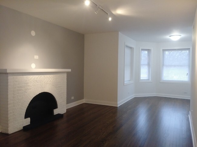 Foto del edificio - Huge Logan Blvd 2 Bed/In Unit Laundry/HVAC