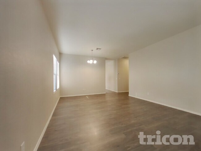 Foto del edificio - 15409 W Cameron Dr