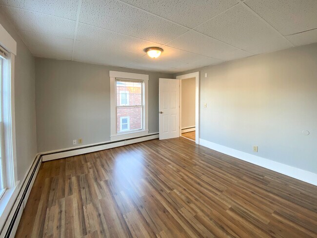 Dormitorio - 181 Main St