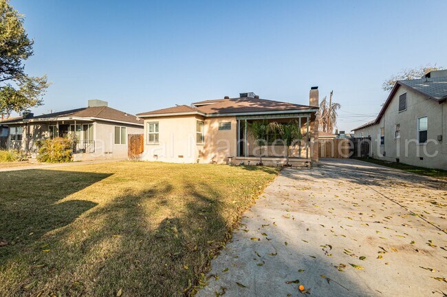 Foto del edificio - 2 Bedroom/1 Bath Home with Bonus Room  - $1650 per month!