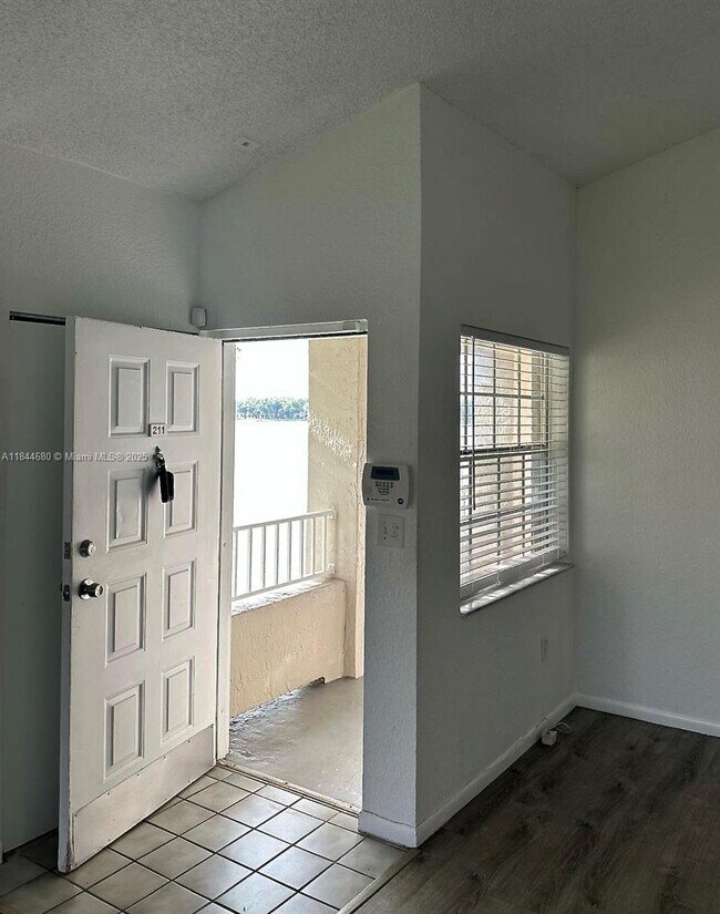 Building Photo - 2841 N Oakland Forest Dr